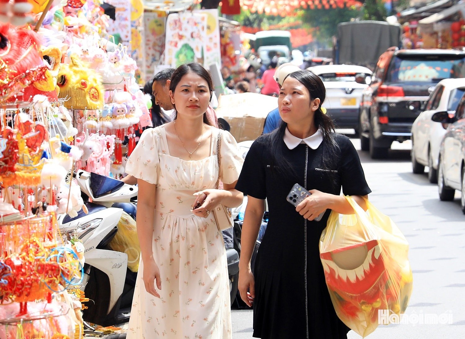 W_mid-autumn-festival-on-the-street-of-ghosts-6.jpg