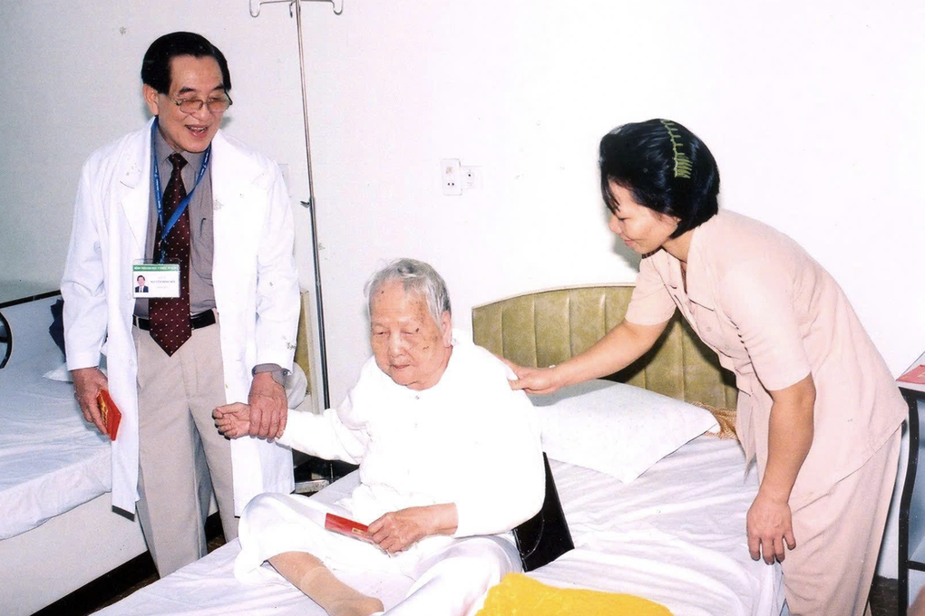 Giám đốc đầu tiên BV Đại học Y Dược TPHCM nhận giải Cống hiến trọn đời - 3