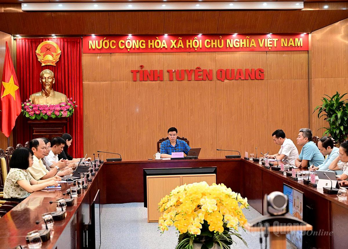 គណៈប្រតិភូចូលរួមកិច្ចប្រជុំនៅចំនុចស្ពាន Tuyen Quang។