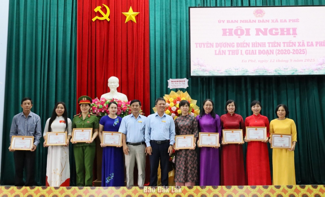 បុគ្គល​កម្រិត​ខ្ពស់​ត្រូវ​បាន​ផ្តល់​កិត្តិយស និង​ទទួល​បាន​ប័ណ្ណសរសើរ​ពី​ប្រធាន​គណៈកម្មាធិការ​ប្រជាជន​ឃុំ។