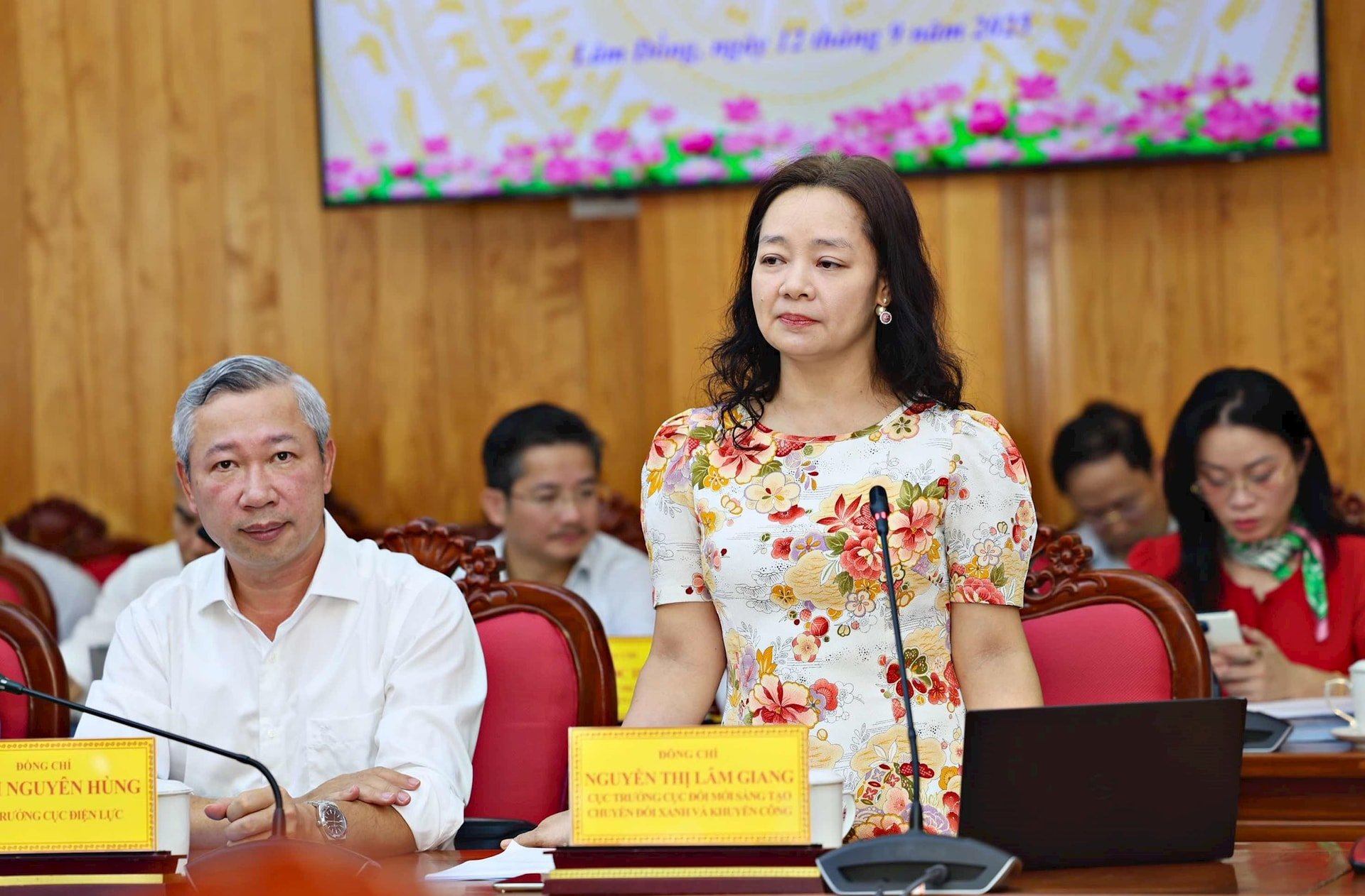 Đồng chí Nguyễn Thị Lâm Giang, Cục trưởng Cục đổi mới sáng tạo chuyển đổi xanh và kinh tế công - Bộ Công thương phát biểu tại buổi họp