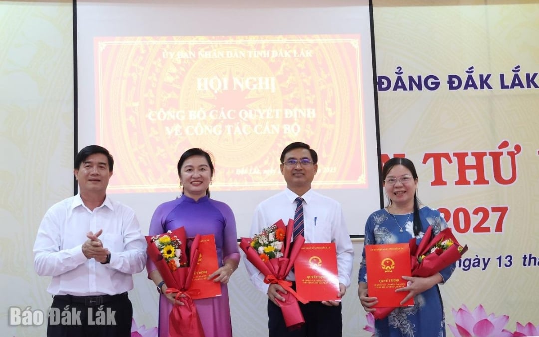 អនុប្រធានគណៈកម្មាធិការប្រជាជនខេត្ត លោក Nguyen Thien Van បានធ្វើបទបង្ហាញសេចក្តីសម្រេចជូនលោកស្រី Truong Thi Dung លោក Tran Thi Minh Ly និងលោក Y Khoa Nie Kdam។