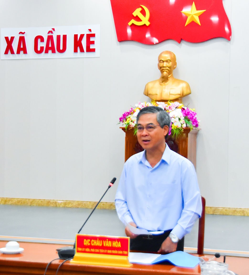 លោក Chau Van Hoa - សមាជិកគណៈកម្មាធិការបក្សខេត្ត អនុប្រធានគណៈកម្មាធិការប្រជាជនខេត្តបានថ្លែងសុន្ទរកថាក្នុងកិច្ចប្រជុំ។