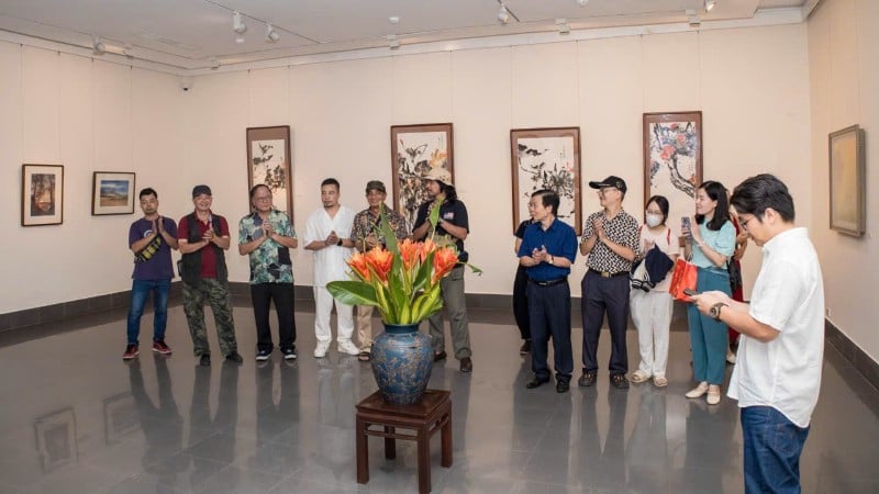 Các họa sĩ tại khai mạc triển lãm "Chạm giao mùa, giữ khoảnh khắc".