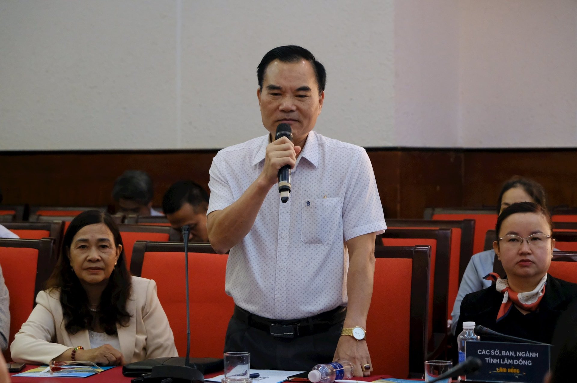 លោក Pham Van Manh អនុប្រធានមន្ទីរសំណង់ខេត្ត Lam Dong បានឆ្លើយសំណួររបស់អាជីវករក្នុងវិស័យដឹកជញ្ជូន។