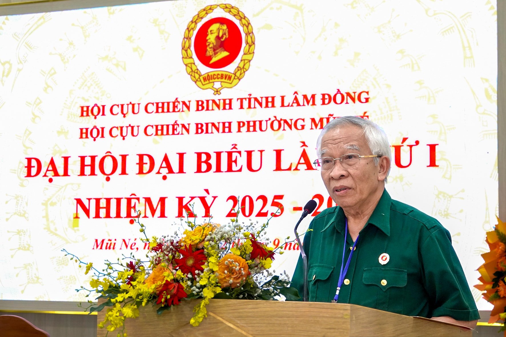 សមមិត្ត Vu Cong Tien អនុប្រធានគណៈកម្មាធិការរណសិរ្សមាតុភូមិខេត្ត ប្រធានសមាគមអតីតយុទ្ធជនខេត្ត ថ្លែងក្នុងអង្គសន្និបាត (១)