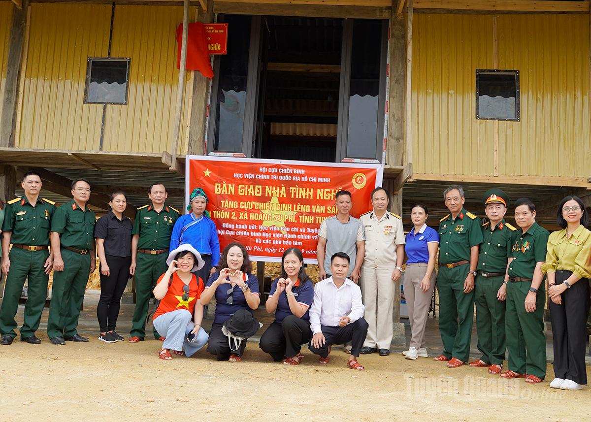 Units inaugurated and handed over the gratitude house to the family of veteran Leng Van San, Thuong 2 village, Hoang Su Phi commune.