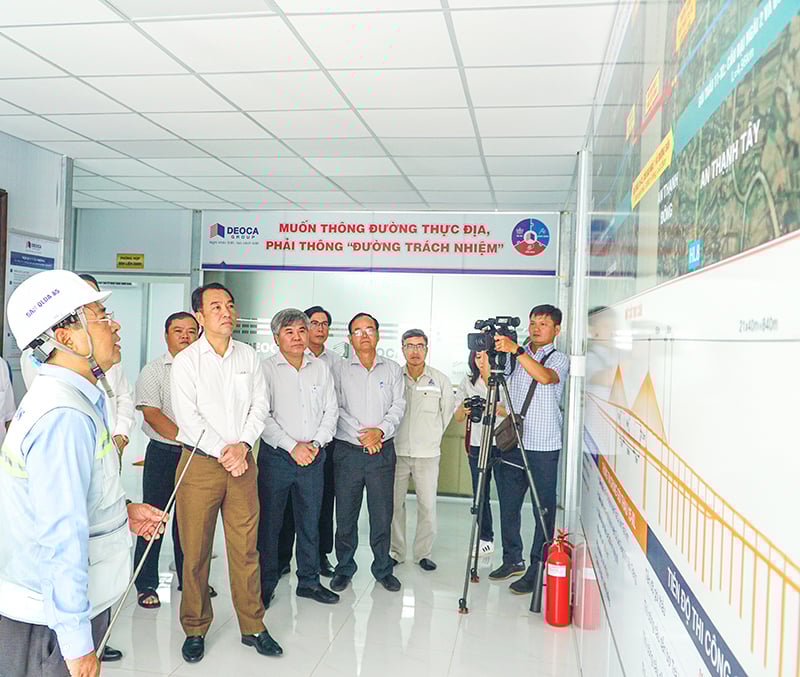 Deputy Secretary of the Provincial Party Committee, Chairman of the Provincial People's Committee - Lu Quang Ngoi surveyed the Dai Ngai 1 bridge project. Photo: KHÁNH DUY