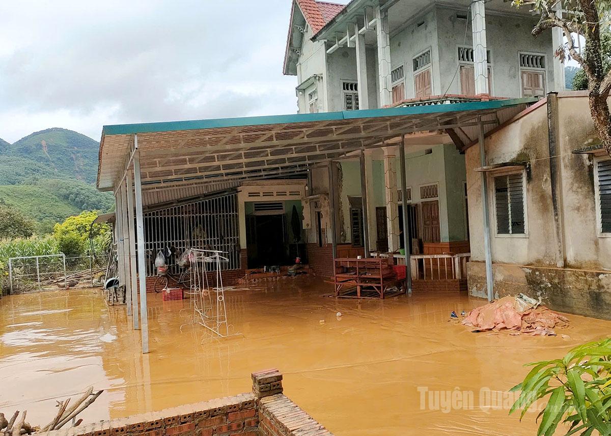 ទឹក​ជំនន់​បាន​ជន់​លិច​ផ្ទះ​នៅ​ឃុំ​យ៉េន​ភូ។