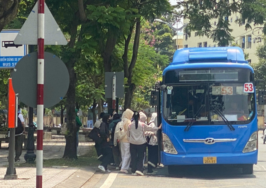 Sinh viên TPHCM chật vật khi xe buýt 33 bỏ trạm Ký túc xá Khu B - 4