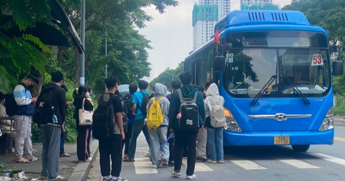 Sinh viên TPHCM chật vật khi xe buýt 33 bỏ trạm Ký túc xá Khu B
