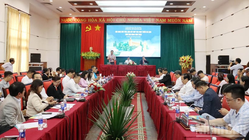 ទិដ្ឋភាពសន្និសីទ។