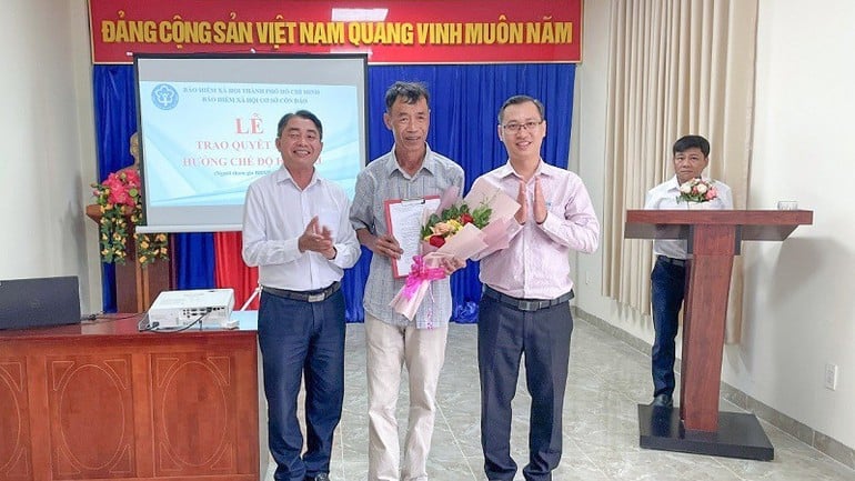 លោក Truong Cong Lam (តំបន់ពិសេស Con Dao ទីក្រុងហូជីមិញ) បានទទួលប្រាក់សោធននិវត្តន៍បន្ទាប់ពី 15 ឆ្នាំនៃការចូលរួមក្នុងការធានារ៉ាប់រងសង្គមដោយស្ម័គ្រចិត្ត។