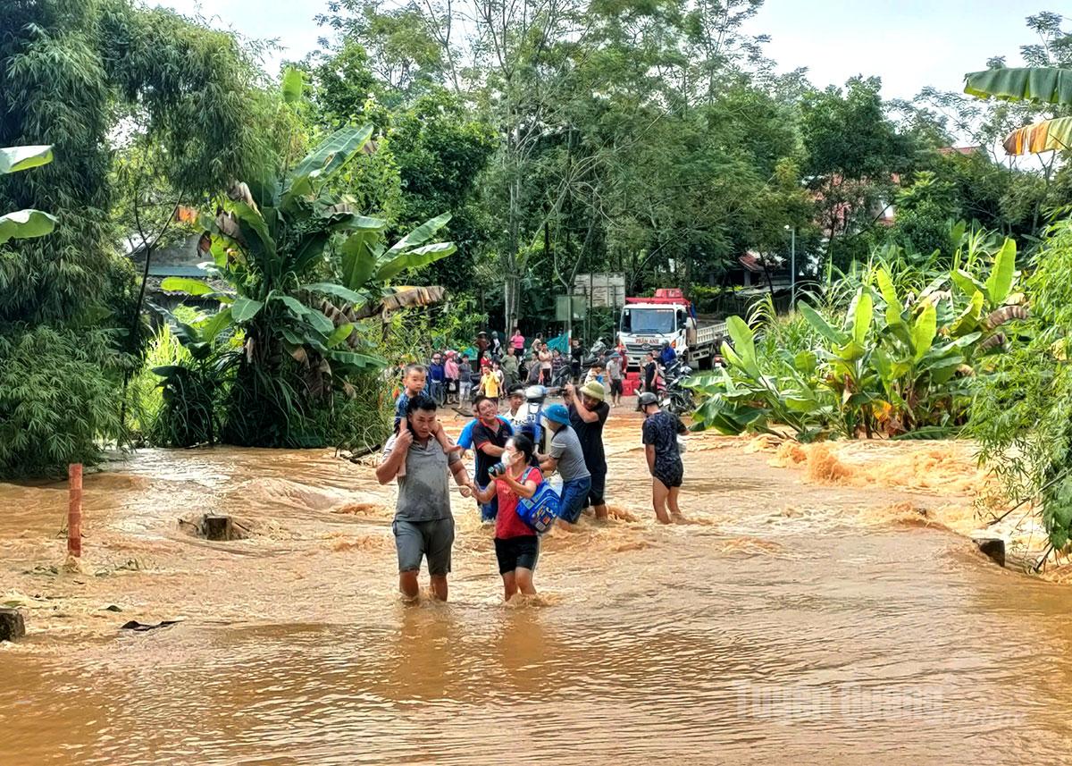 Mực nước sông Lô đang lên cao.