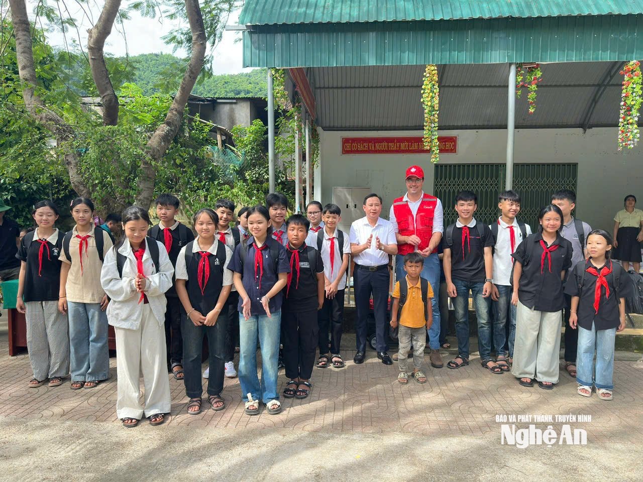 លោក Colin Shonk លេខាទីមួយផ្នែកនយោបាយ ស្ថានទូតកាណាដាប្រចាំនៅវៀតណាម និងលោក Nguyen Trong Viet នាយកមូលនិធិកុមារខេត្ត បានប្រគល់អំណោយដល់កុមារនៅឃុំ Huu Kiem។