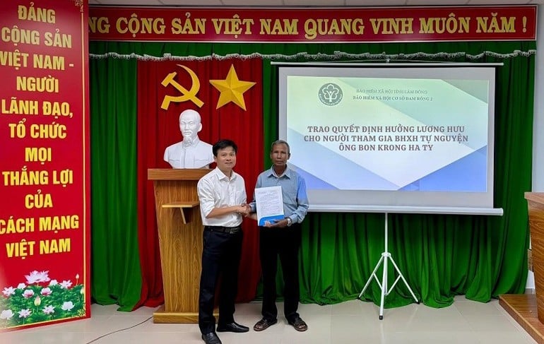 លោក Bon Krong Ha Ty ភូមិ Tu La ឃុំ Dam Rong 3 Lam Dong បានទទួលប្រាក់សោធននិវត្តន៍ ដោយសារការចូលរួមធានារ៉ាប់រងសង្គមដោយស្ម័គ្រចិត្ត។