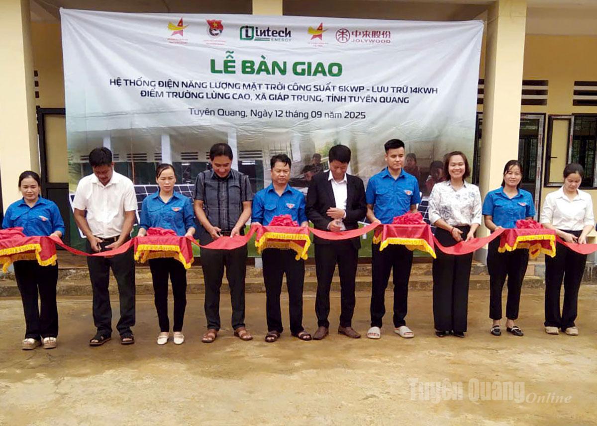 ប្រតិភូកាត់ខ្សែបូរប្រគល់គម្រោង។