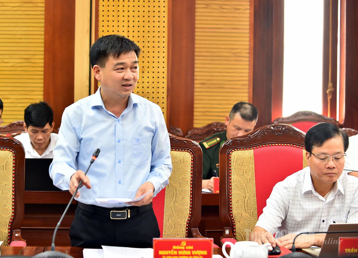 Genosse Nguyen Hung Vuong, Vorsitzender des Organisationskomitees des Provinzparteikomitees, stellte auf der Konferenz Dokumente vor.