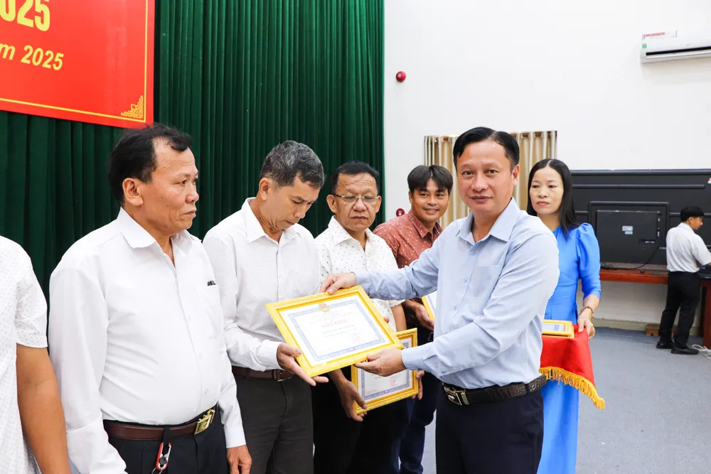 សមមិត្ត Hong Nhu Vang លេខាបក្ស ប្រធានក្រុមប្រឹក្សាប្រជាជនឃុំ Kim Long បានប្រគល់រង្វាន់ដល់សមូហភាព និងបុគ្គលដែលមានស្នាដៃឆ្នើមក្នុងចលនាត្រាប់តាម។