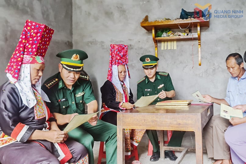 មន្ត្រី​និង​ទាហាន​នៃ​ប៉ុស្តិ៍​ការពារ​ព្រំដែន Hoanh Mo ផ្សព្វផ្សាយ​ច្បាប់​ព្រំដែន​ដល់​ប្រជាជន​នៅ​តាម​តំបន់​ព្រំដែន។ រូបថត៖ ង្វៀន ជៀន