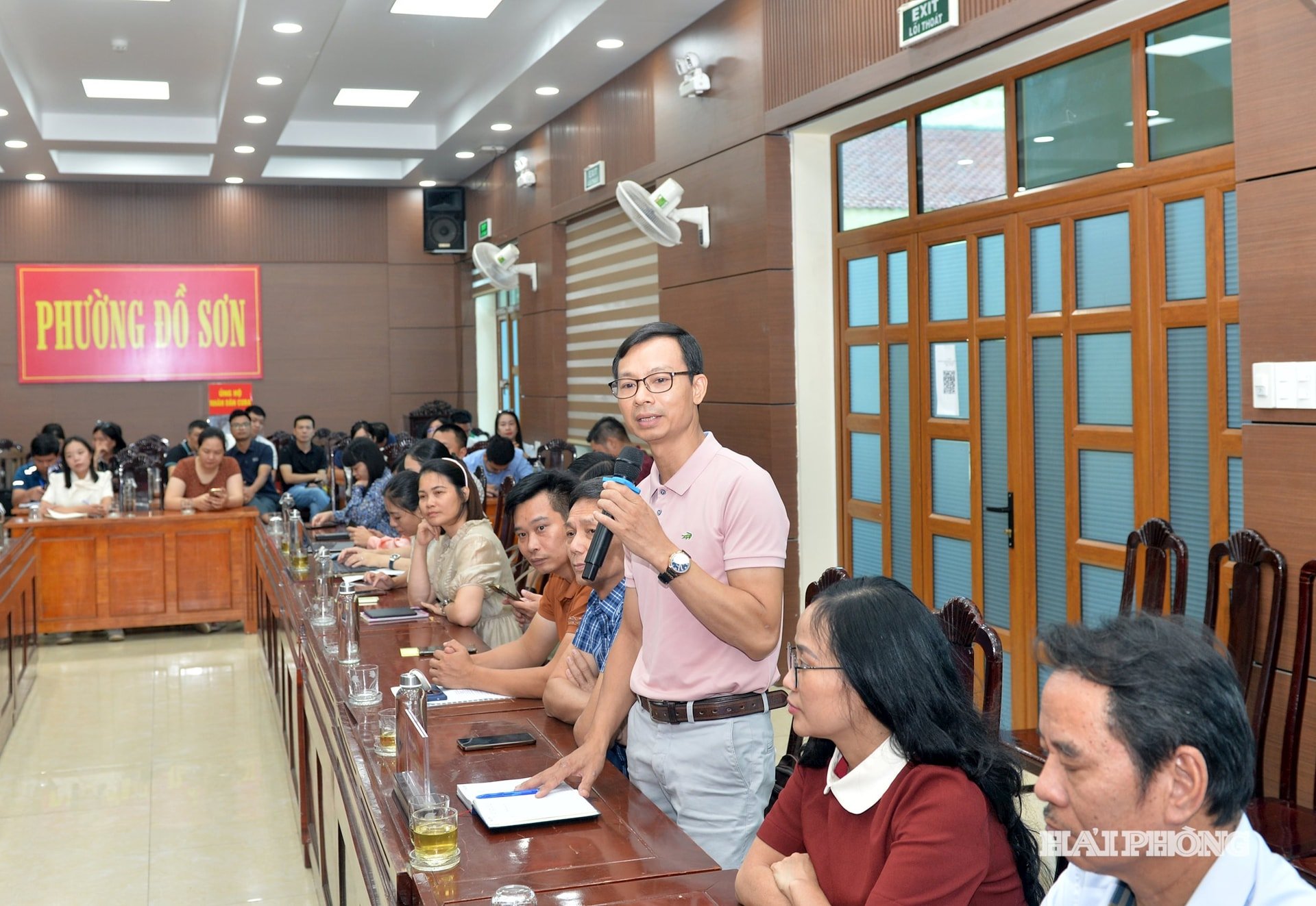 អ្នកសារព័ត៌មានបានសួរសំណួរអំពីបញ្ហាសន្តិសុខ និងសណ្តាប់ធ្នាប់ ការចេញលិខិតអញ្ជើញ និងស្លាកយីហោសាច់ប្រយុទ្ធ... ទៅកាន់អ្នករៀបចំ។