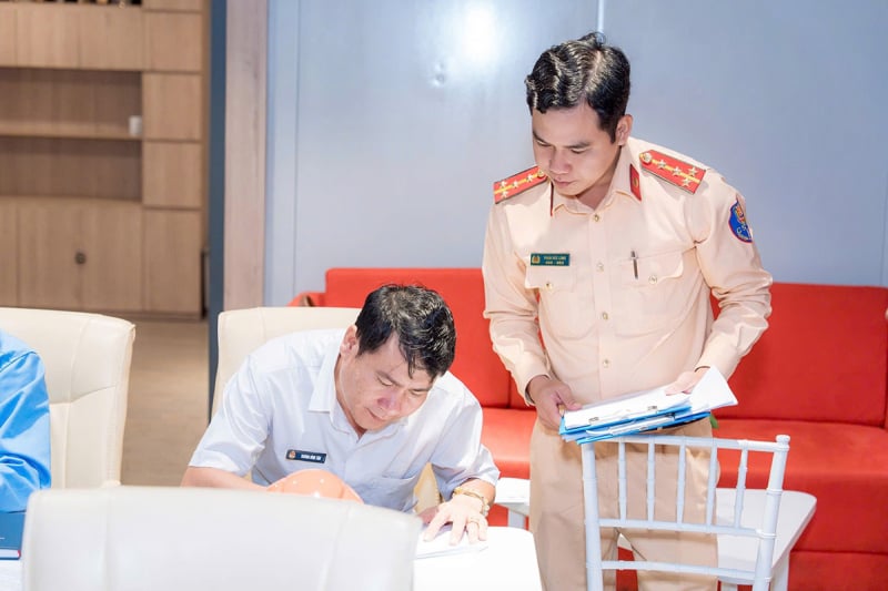 Phòng CSGT Công an TP Hồ Chí Minh tổ chức hội thảo khoa học về Quy chuẩn xếp hàng hóa an toàn trên xe ô tô tại khu vực 2 -1