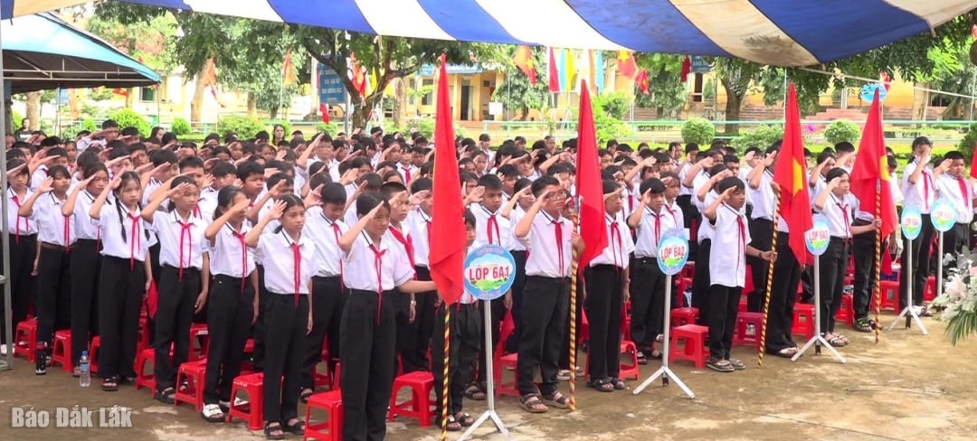 សិស្សានុសិស្សនៃអនុវិទ្យាល័យ Ngo Gia Tu (ឃុំ Cu Pong) បើកឆ្នាំសិក្សា 2025-2026។