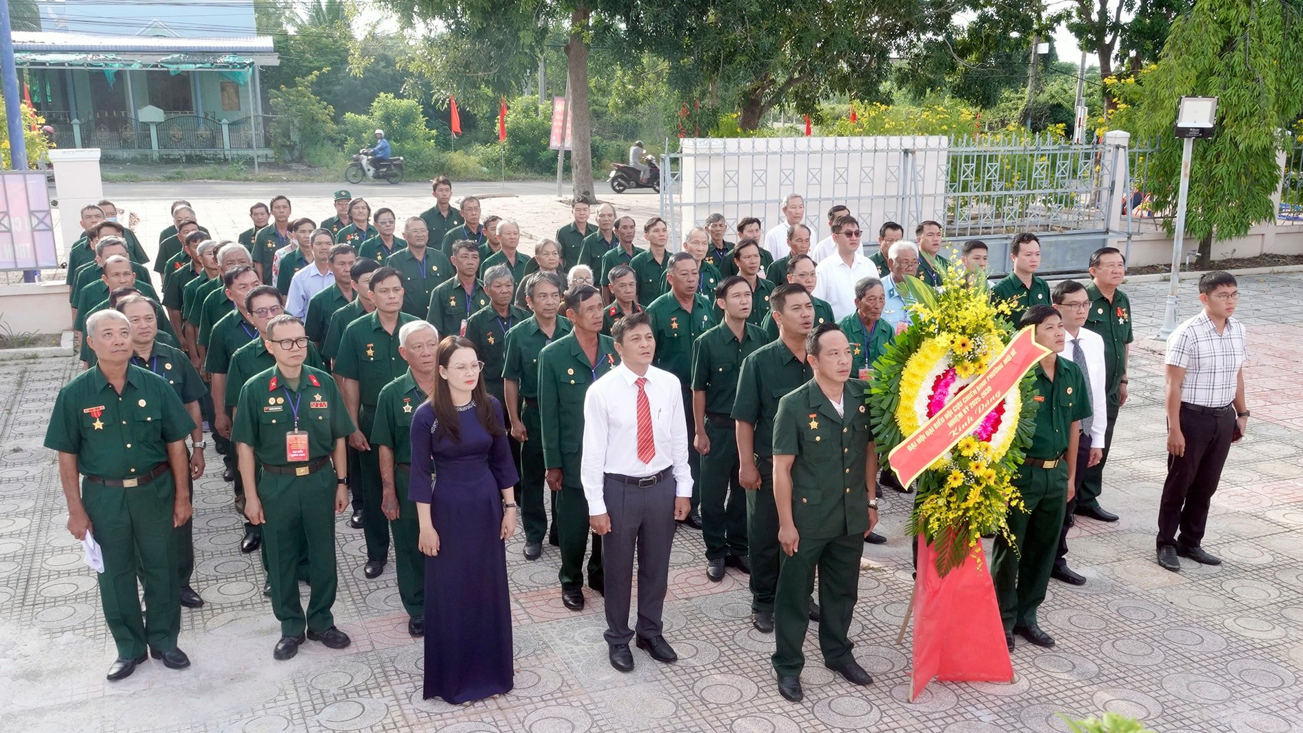 ប្រតិភូចូលរួមសមាជបានទៅសួរសុខទុក្ខទុក្ករបុគ្គលនៅវិមានទុក្ករបុគ្គលក្នុងវួដ Mui Ne (1)