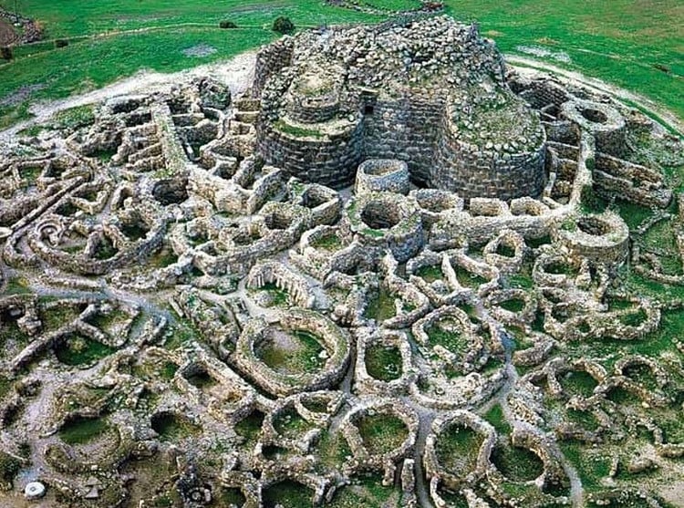 Ngoài tháp trung tâm, Su Nuraxi có các tháp nhỏ, tường thành, giếng nước và khu dân cư bao quanh. Ảnh: summerinitaly.com.