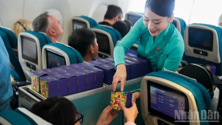 ndo_br_anh-2-every-moon-cake-is-a-sweet-gift-vietnam-airlines-wants-to-send-to-customers-this-summer-991.jpg
