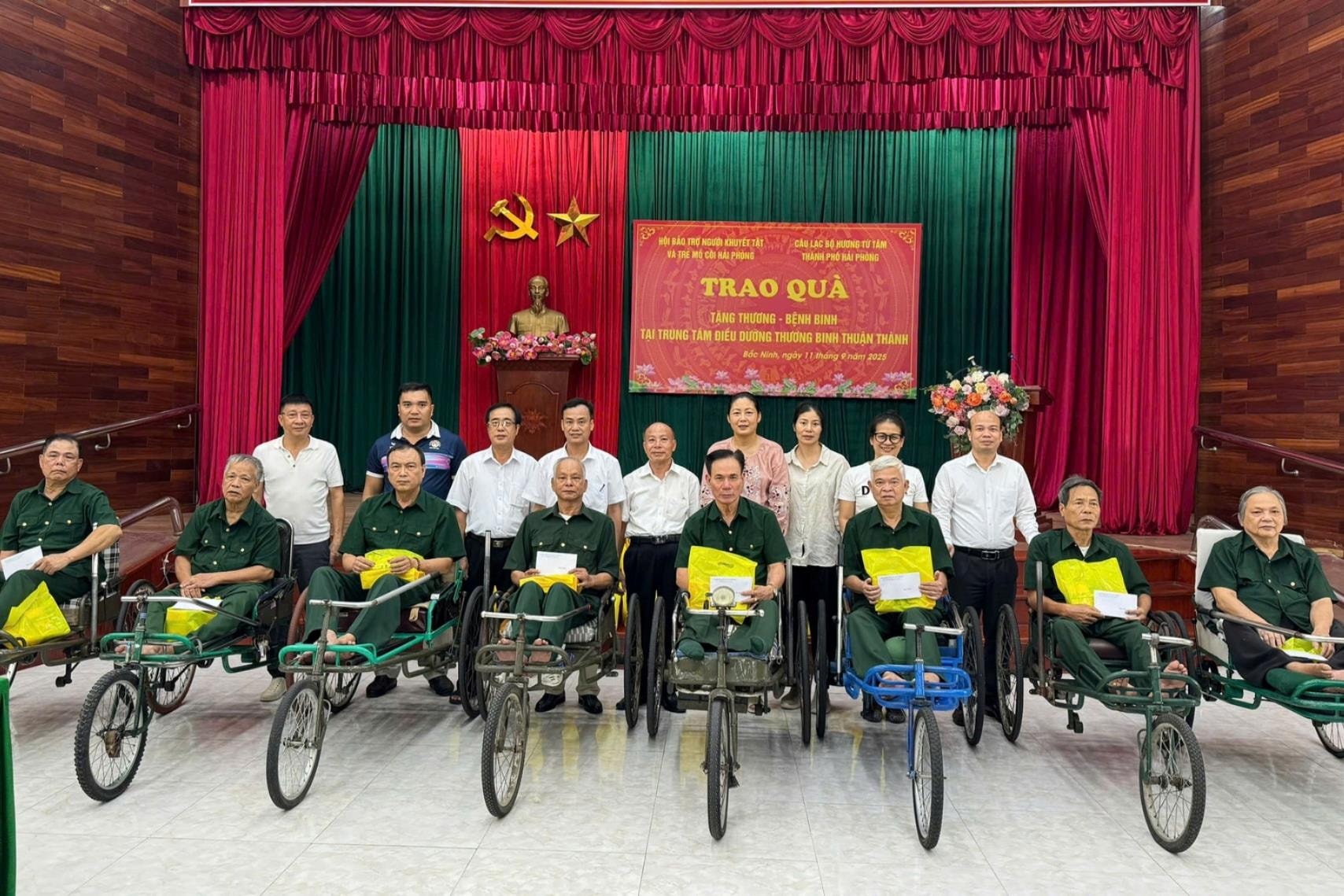 Thăm, tặng quà các thương binh tại Trung tâm Điều dưỡng Thuận Thành