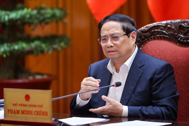 លោកនាយករដ្ឋមន្ត្រីបានមានប្រសាសន៍ថា គោលដៅទូទៅនាពេលខាងមុខគឺនៅតែរក្សាស្ថិរភាពម៉ាក្រូសេដ្ឋកិច្ច គ្រប់គ្រងអតិផរណាតាមគោលដៅដែលបានកំណត់ និងជំរុញកំណើនពី ៨.៣-៨.៥% នៅឆ្នាំ២០២៥។ (រូបថត៖ VGP/Nhat Bac)។