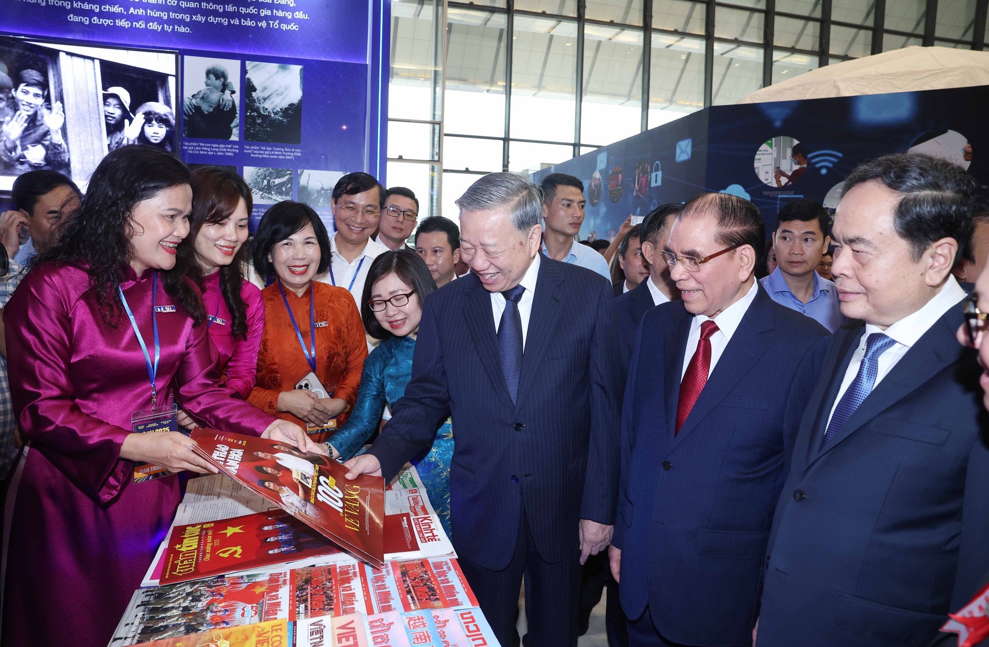 tbt-to-lam-tham-gian-trung-bay-100-nam-bao-chi-cach-mang.jpg