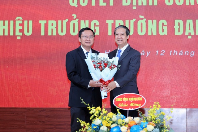 Tiến sĩ Quách Hoài Nam nhận chức hiệu trưởng Trường ĐH Nha Trang - Ảnh 1.