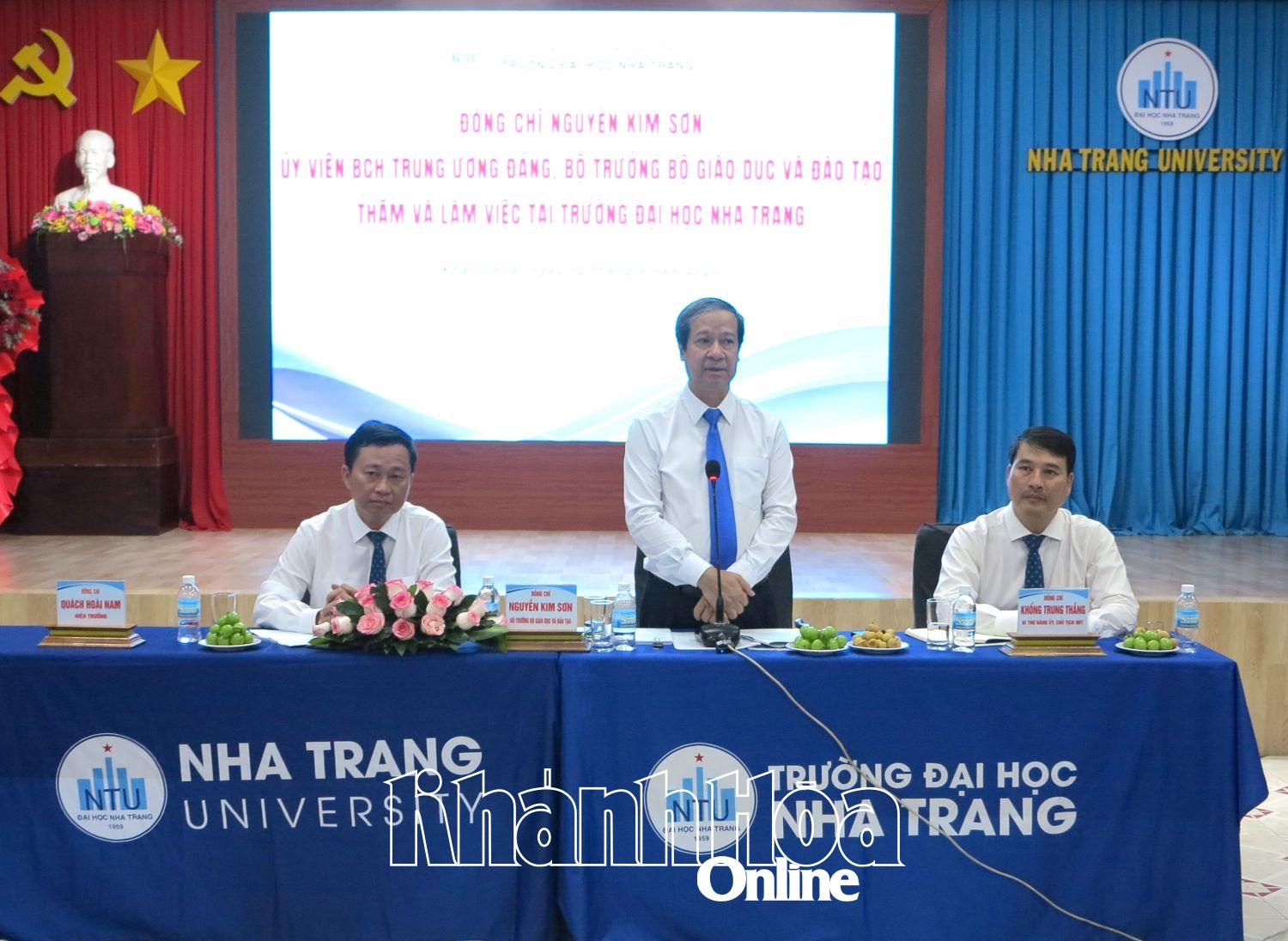 រដ្ឋមន្ត្រី ង្វៀន គីមសុន ថ្លែងក្នុងកិច្ចប្រជុំ។