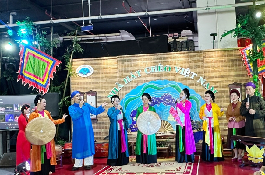 វិចិត្រករ Nong Phuong Dong (ស្តាំ) សំដែងភ្លេង Tinh ។