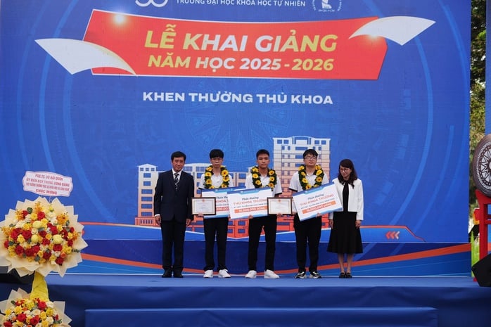 Trường ĐH Khoa học tự nhiên khen thưởng nhiều tân sinh viên - Ảnh 1.