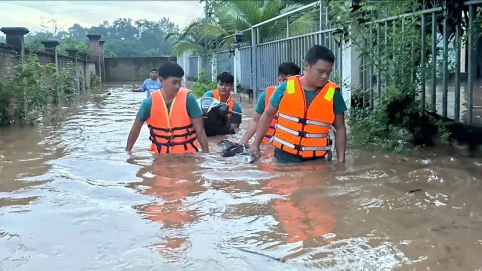 អាជ្ញាធរ​បាន​រុះរើ​ទ្រព្យសម្បត្តិ​របស់​ប្រជាពលរដ្ឋ​ទៅកាន់​កន្លែង​សុវត្ថិភាព។