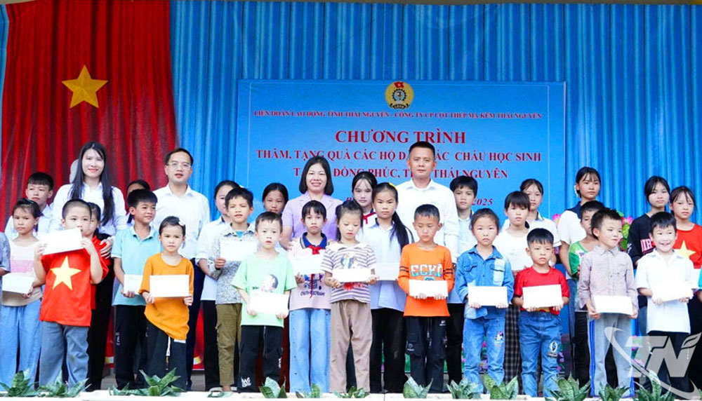 Lãnh đạo LĐLĐ tỉnh cùng đại diện đơn vị tài trợ trao quà cho học sinh nghèo vượt khó tại xã Đồng Phúc