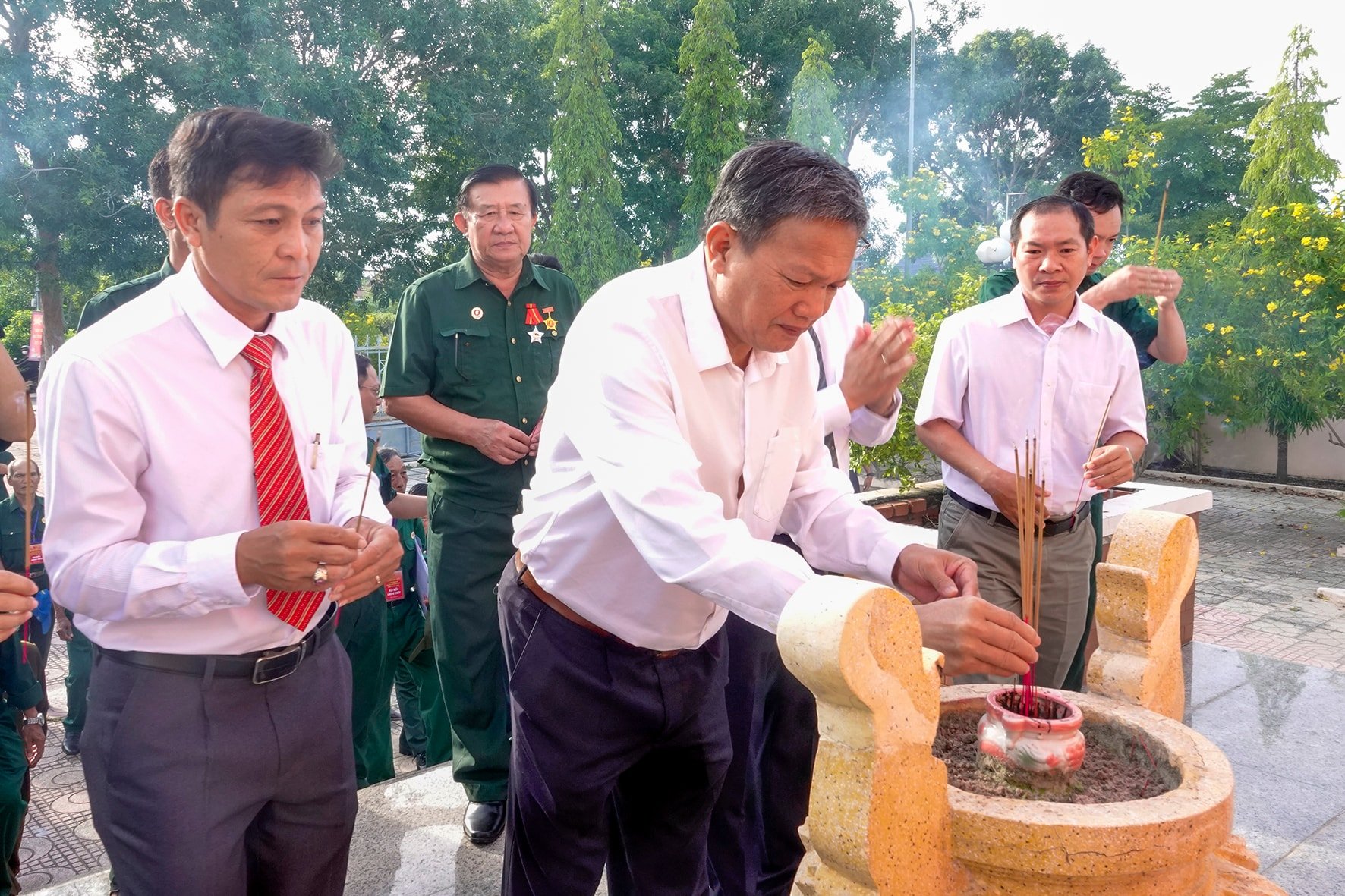 ប្រតិភូចូលរួមសមាជបានទៅសួរសុខទុក្ខទុក្ករបុគ្គលនៅវិមានទុក្ករបុគ្គលក្នុងវួដ Mui Ne (2)