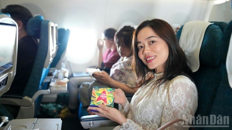 Vietnam Airlines serves free moon cakes on flights from September 10-14.