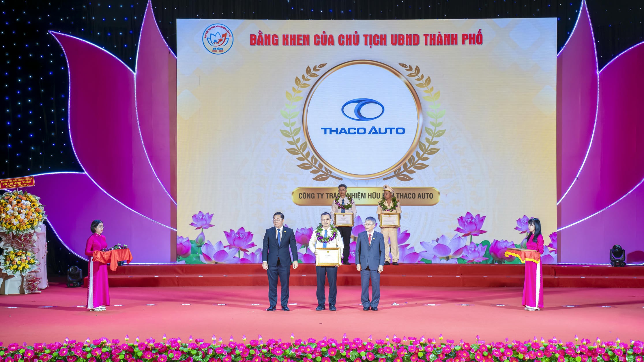 តំណាងក្រុមប្រឹក្សាភិបាល THACO AUTO ទទួលបានវិញ្ញាបនបត្រសគុណពីតំណាងគណៈកម្មាធិការប្រជាជនទីក្រុង Da Nang