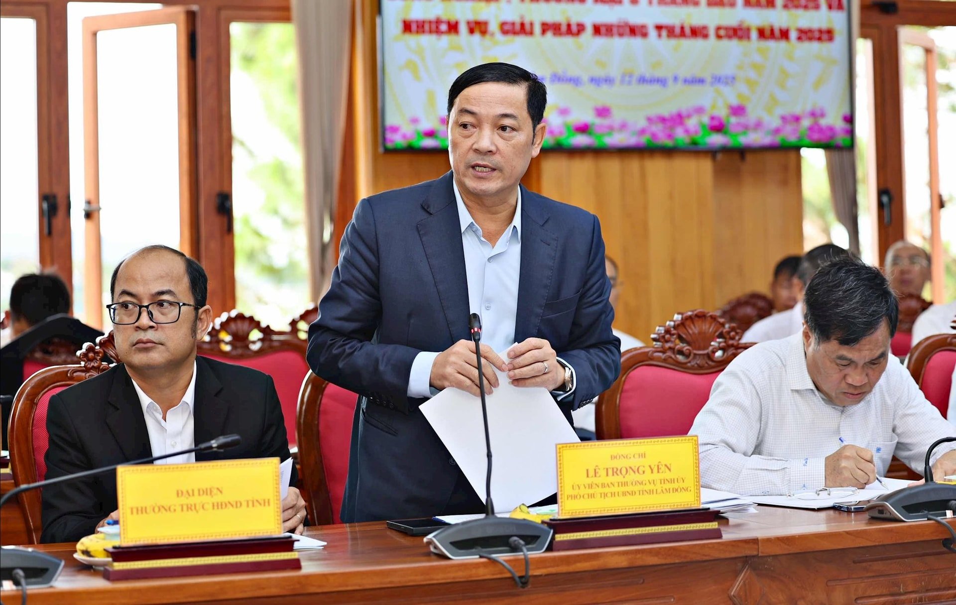 Phó Chủ tịch UBND tỉnh Lâm Đồng Lê Trọng Yên báo cáo tình hình phát triển công nghiệp, thương mại của địa phương thời gian qua