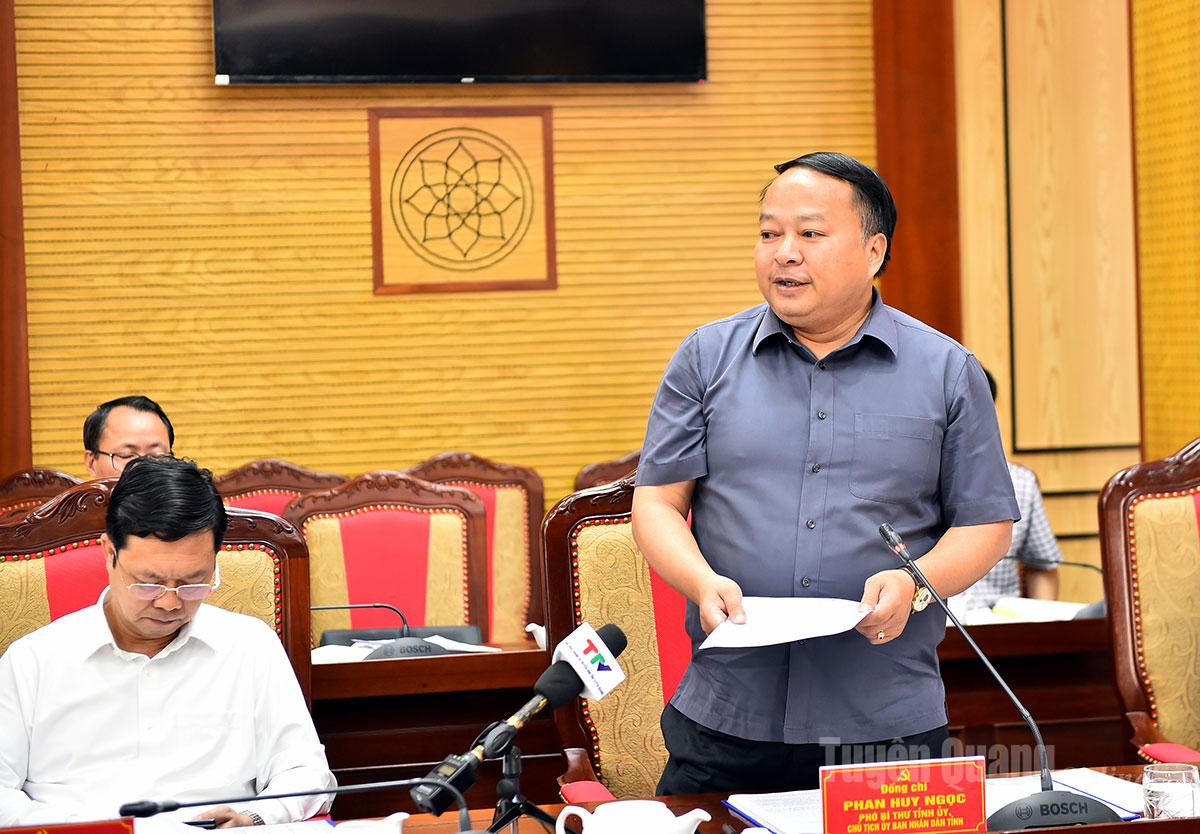 Der stellvertretende Sekretär des Provinzparteikomitees und Vorsitzende des Provinzvolkskomitees, Phan Huy Ngoc, sprach auf der Konferenz.