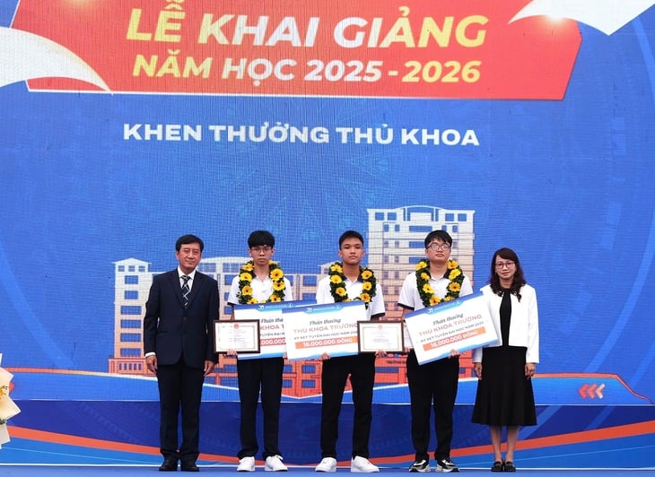 Ba thủ khoa Trường ĐH Khoa học tự nhiên cùng đạt điểm gần tuyệt đối, bí quyết học gây bất ngờ - Ảnh 1.