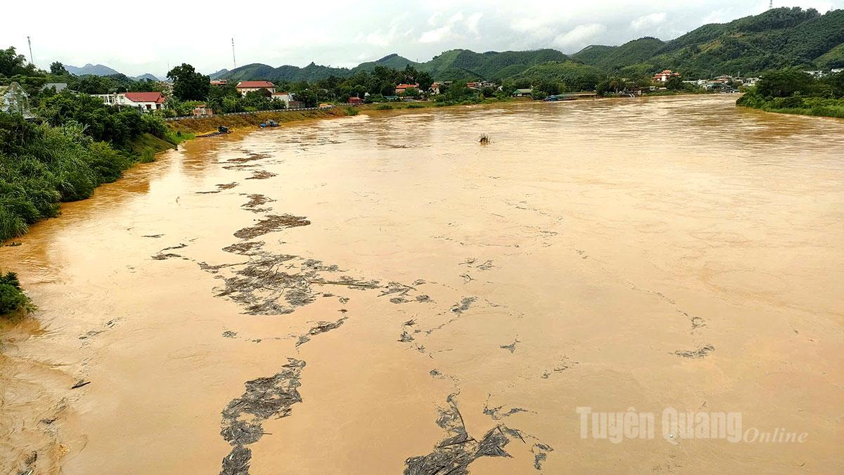 Mưa lớn gây lũ, nguy hiểm cho người tham gia giao thông.