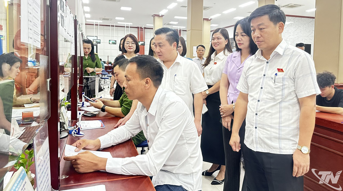 ក្រុម​អង្កេត​នៅ​មជ្ឈមណ្ឌល​សេវា​រដ្ឋបាល​សាធារណៈ​ខេត្ត។
