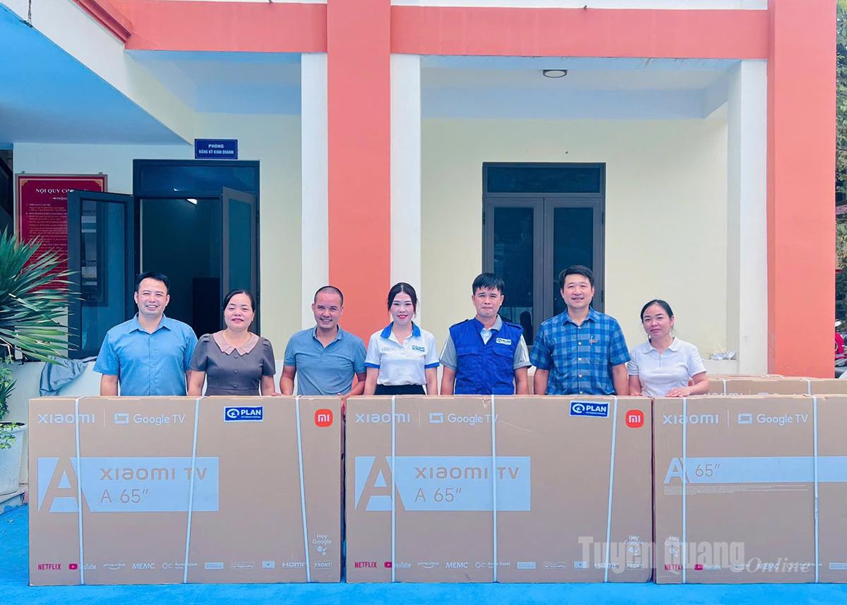 តំណាងអង្គការ Plan Tuyen Quang បង្ហាញទូរទស្សន៍ដល់សាលារៀននៅឃុំ Pa Vay Su។