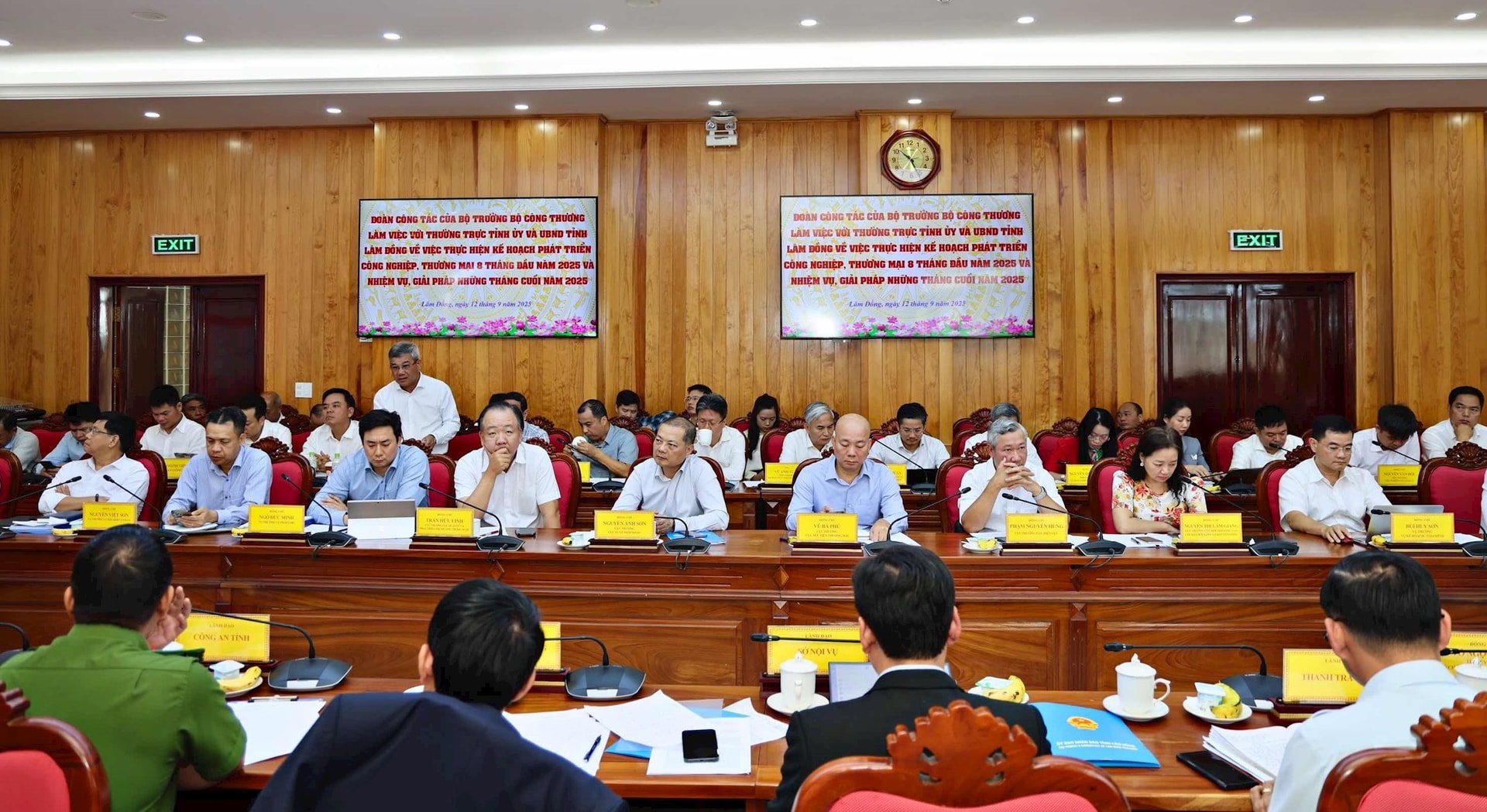 Quang cảnh buổi làm việc