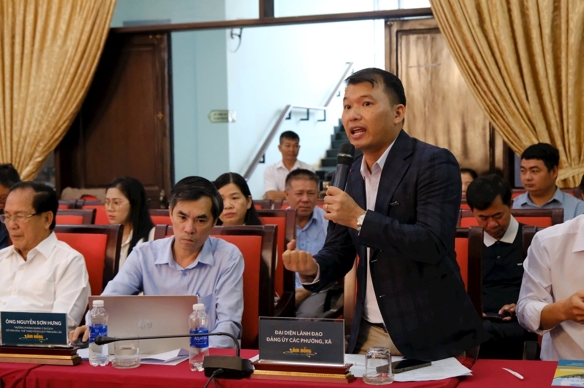 លោក Vo Anh Tuan នាយកក្រុមហ៊ុនភាគហ៊ុនរួមទេសចរណ៍ Vietravel - សាខា Lam Dong បានផ្លាស់ប្តូរមតិនៅសន្និសីទ